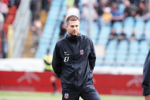 Edi Iordanescu trece pe MUTE! El e secund, sa-l lase pe Ilie Stan sa vorbeasca! ! Tata Puiu face ORDINE la Steaua