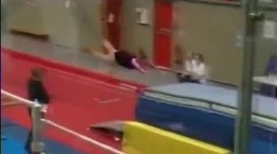 O GRASANA s-a indopat cu saorma si a mers la ora de gimnastica: Colegii au ras cu lacrimi! VIDEO