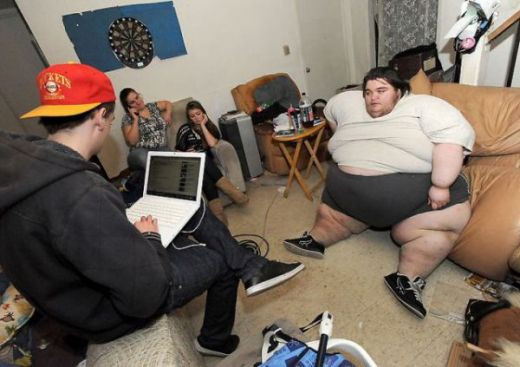 In 97 avea 8 ani si era cel mai gras din scoala! In 15 ani si-a TRIPLAT greutatea si e de nerecunoscut! FOTO SOCANT: