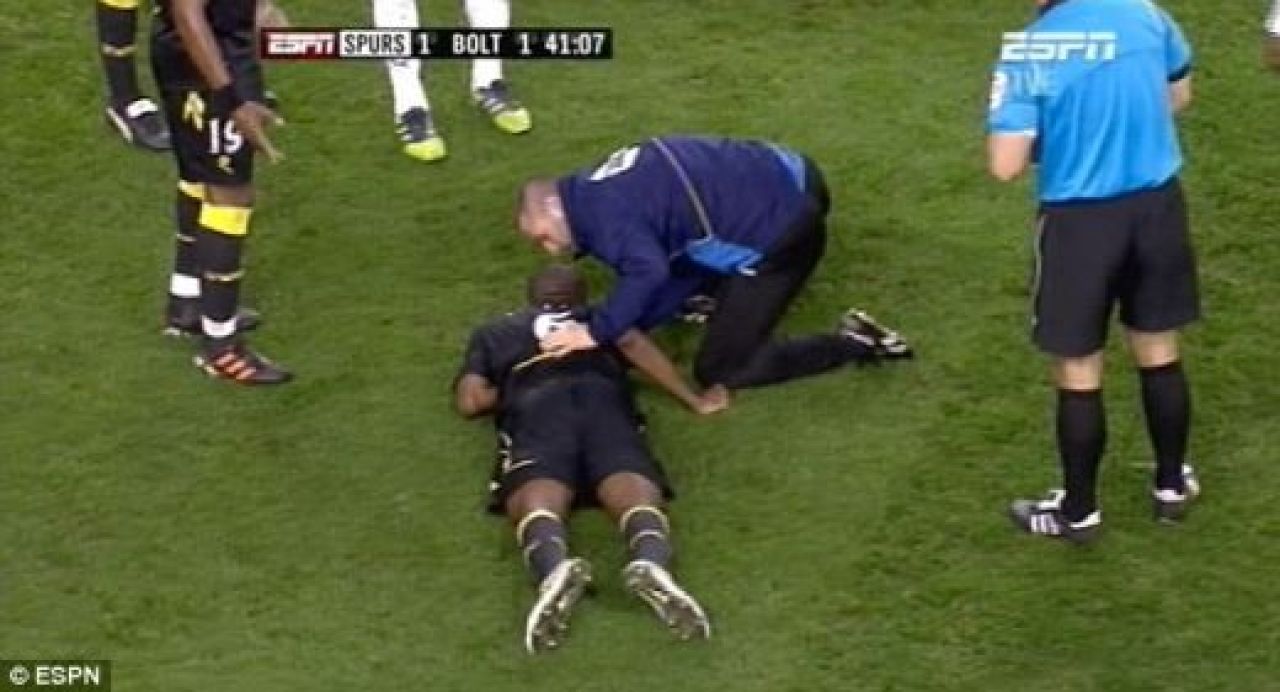 Imagini infioratoare la Bolton - Tottenham! Muamba s-a prabusit pe teren! Jucatorii si suporterii au izbucnit in lacrimi! FOTO&VIDEO dramatic_1