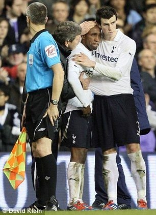 Imagini infioratoare la Bolton - Tottenham! Muamba s-a prabusit pe teren! Jucatorii si suporterii au izbucnit in lacrimi! FOTO&VIDEO dramatic_2