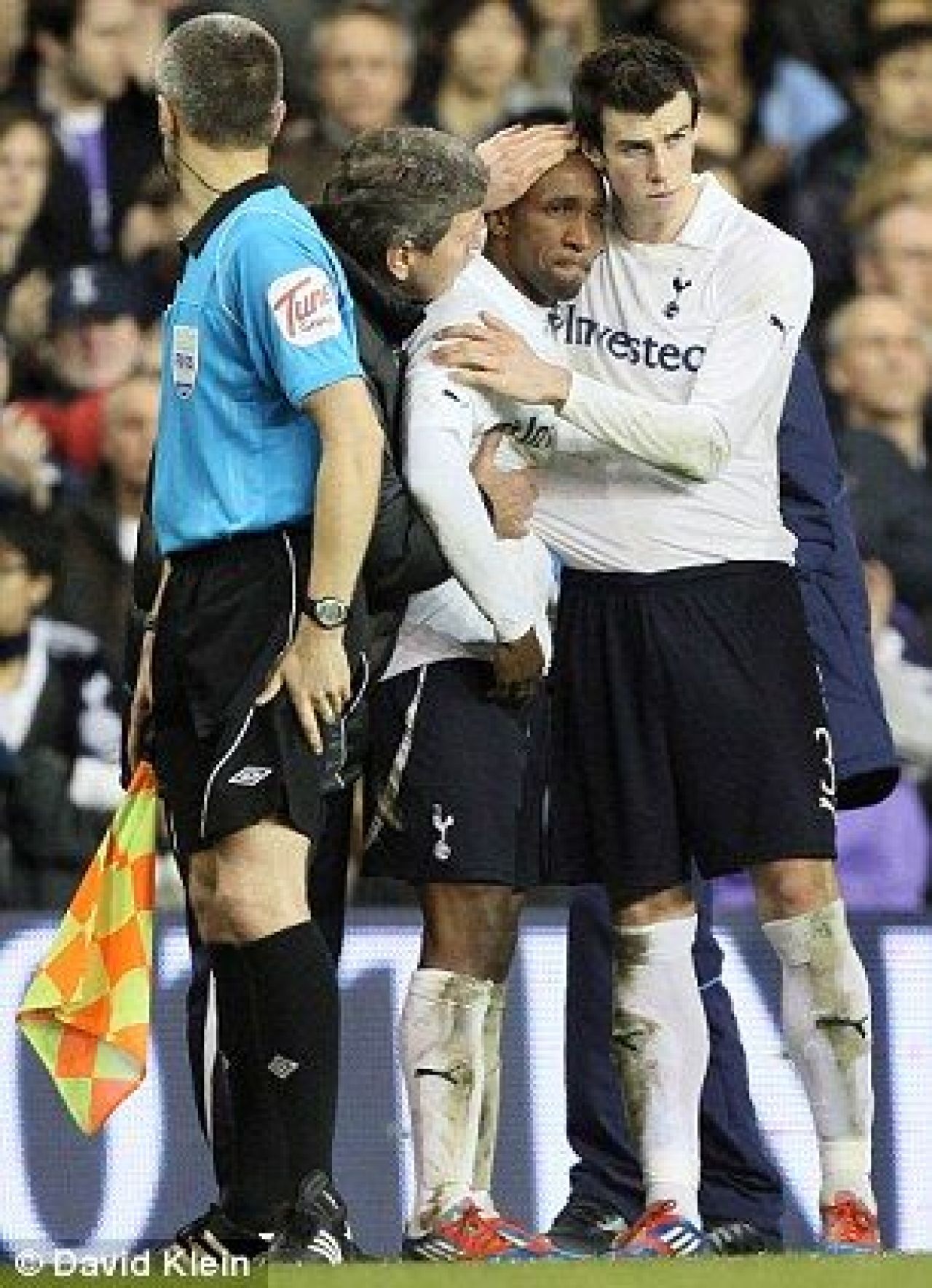 Imagini infioratoare la Bolton - Tottenham! Muamba s-a prabusit pe teren! Jucatorii si suporterii au izbucnit in lacrimi! FOTO&VIDEO dramatic_2