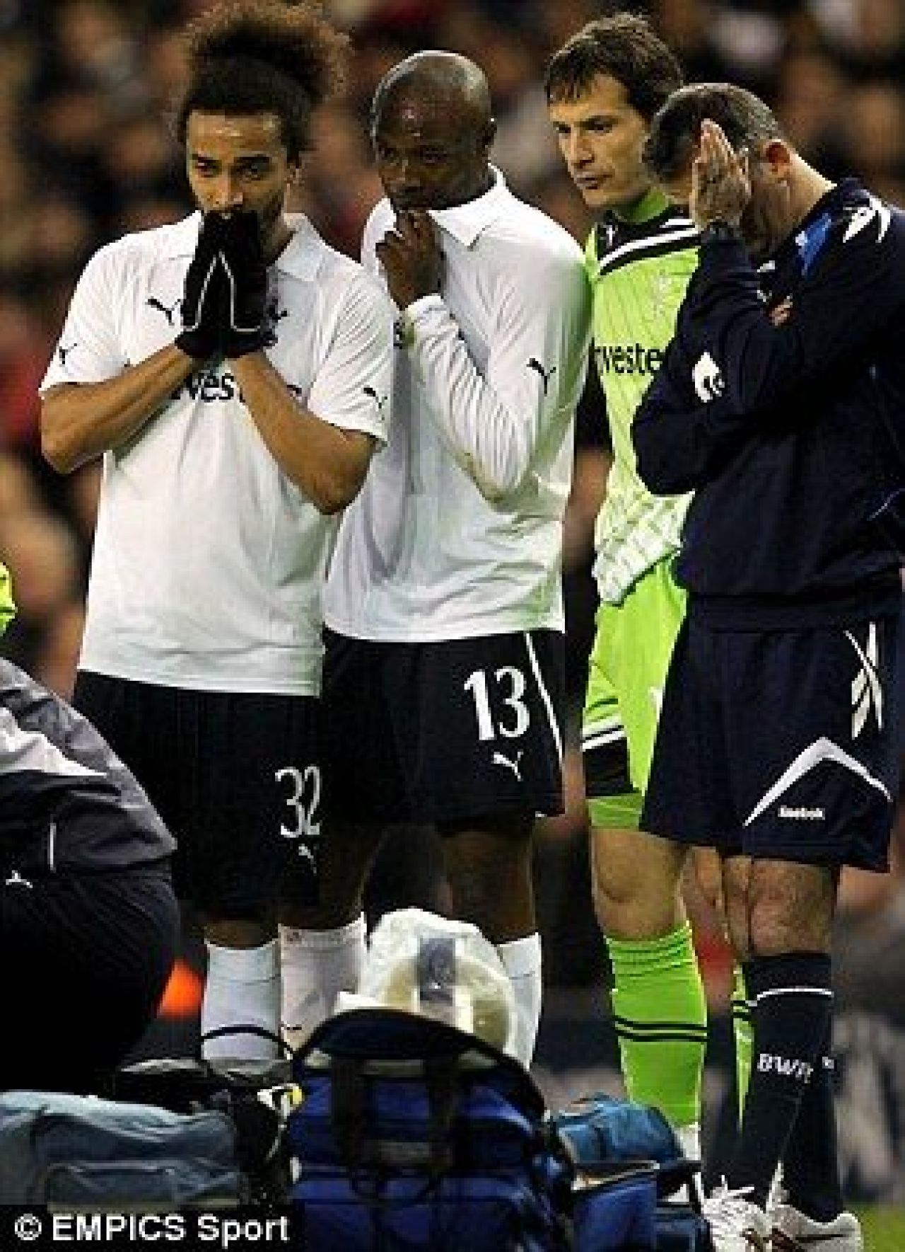 Imagini infioratoare la Bolton - Tottenham! Muamba s-a prabusit pe teren! Jucatorii si suporterii au izbucnit in lacrimi! FOTO&VIDEO dramatic_3