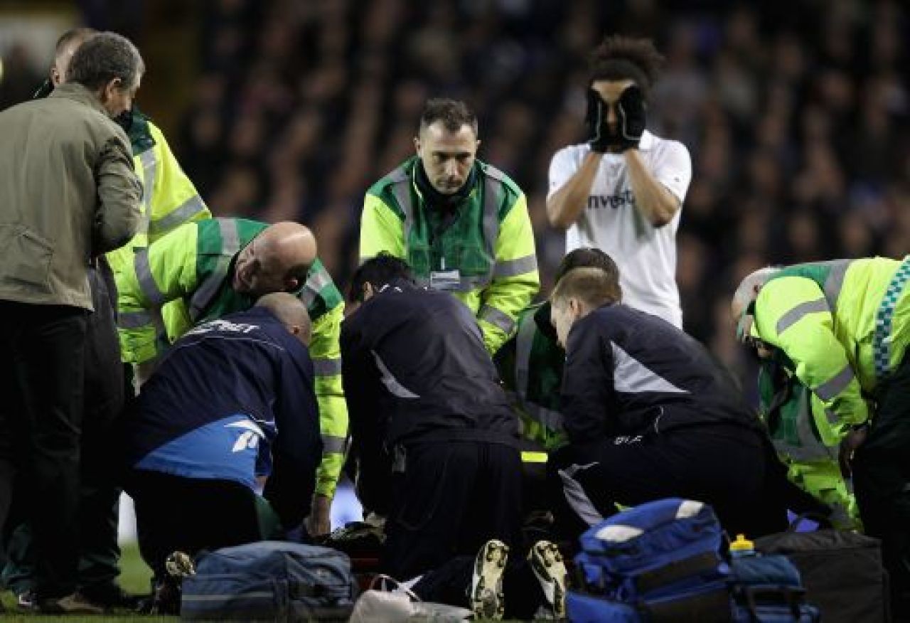 Imagini infioratoare la Bolton - Tottenham! Muamba s-a prabusit pe teren! Jucatorii si suporterii au izbucnit in lacrimi! FOTO&VIDEO dramatic_5