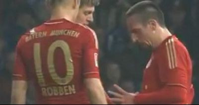 Cel mai tare VIDEO al zilei! Cine sa bata lovitura libera? Ribery si Kroos au jucat Piatra, hartie, foarfeca in timpul meciului cu Hertha, 6-0&nbsp;:)