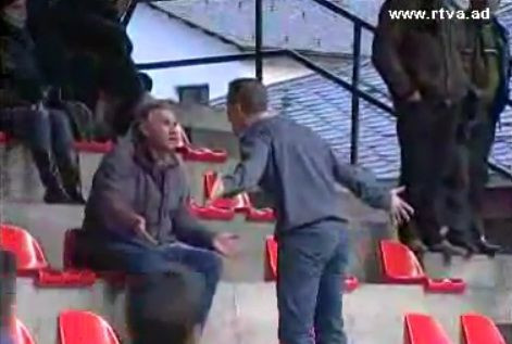 VIDEO INCREDIBIL! Un arbitru din Spania a luat-o razna dupa meci: A sarit sa bata un suporter in tribuna