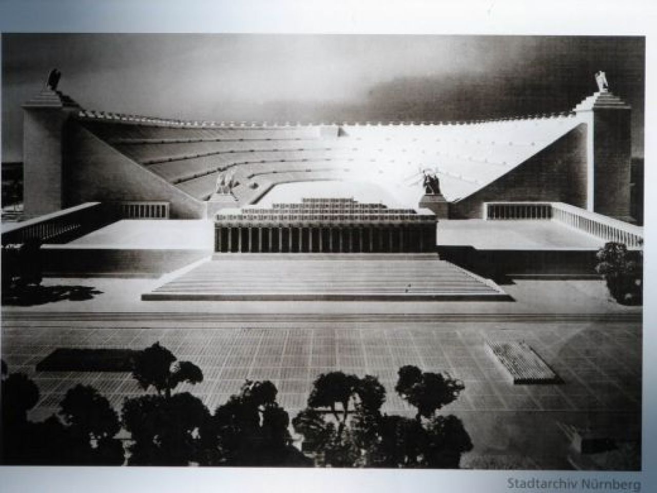 FOTO INCREDIBIL: Asta e singura arena de 400.000 locuri din ISTORIA omenirii! Vezi cum arata astazi_5