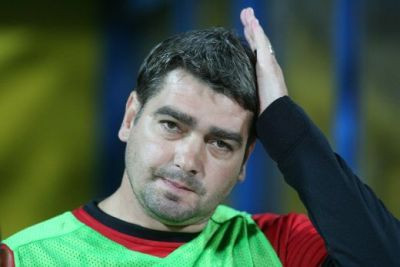 Dinamovistii joaca la dublu! Ii promit lui Ciobotariu ca nu e in pericol, dar ii pregatesc inlocuitor! Cine a intrat pe fir sa vina antrenor la Dinamo: