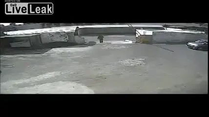 VIDEO ATENTIE! Prostia se plateste! O femeie, CALCATA de propria masina! In ce stare se afla: