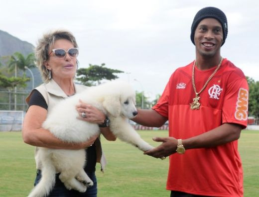 Cel mai tare cadou primit VREODATA de Ronaldinho! Cadou cu SUFLET pentru ziua GENIULUI din Brazilia