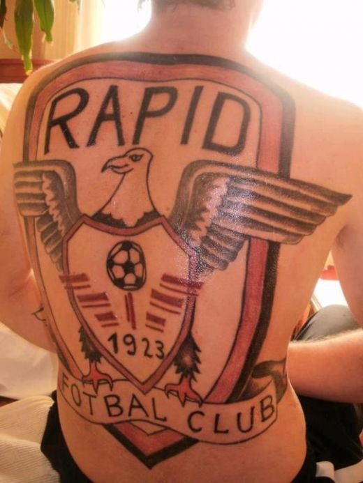 WOW! Si-a tatuat fiecare centimetru pe spate cu Steaua si cei dragi! Trimite-ne si tu tatuajul tau! UPDATE FOTO