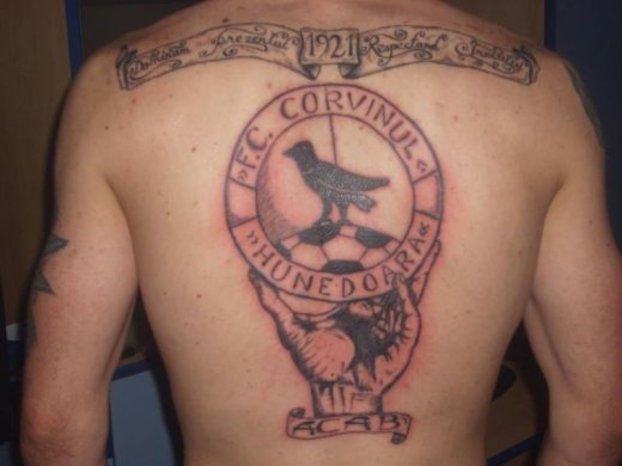 WOW! Si-a tatuat fiecare centimetru pe spate cu Steaua si cei dragi! Trimite-ne si tu tatuajul tau! UPDATE FOTO_9