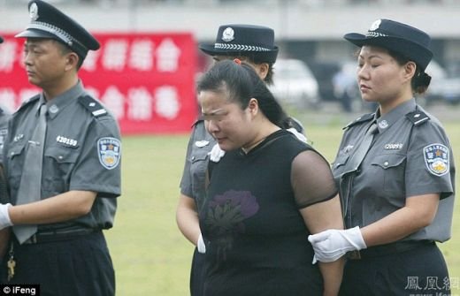 Un gangster din China si-a pierdut telefonul! Pozele astea l-au condamnat la MOARTE! Cati bani crezi ca avea in casa?_2