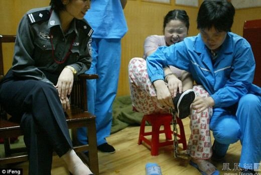 Un gangster din China si-a pierdut telefonul! Pozele astea l-au condamnat la MOARTE! Cati bani crezi ca avea in casa?_3