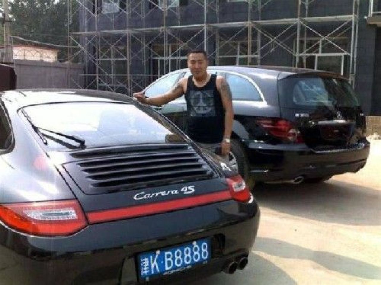 Un gangster din China si-a pierdut telefonul! Pozele astea l-au condamnat la MOARTE! Cati bani crezi ca avea in casa?_5