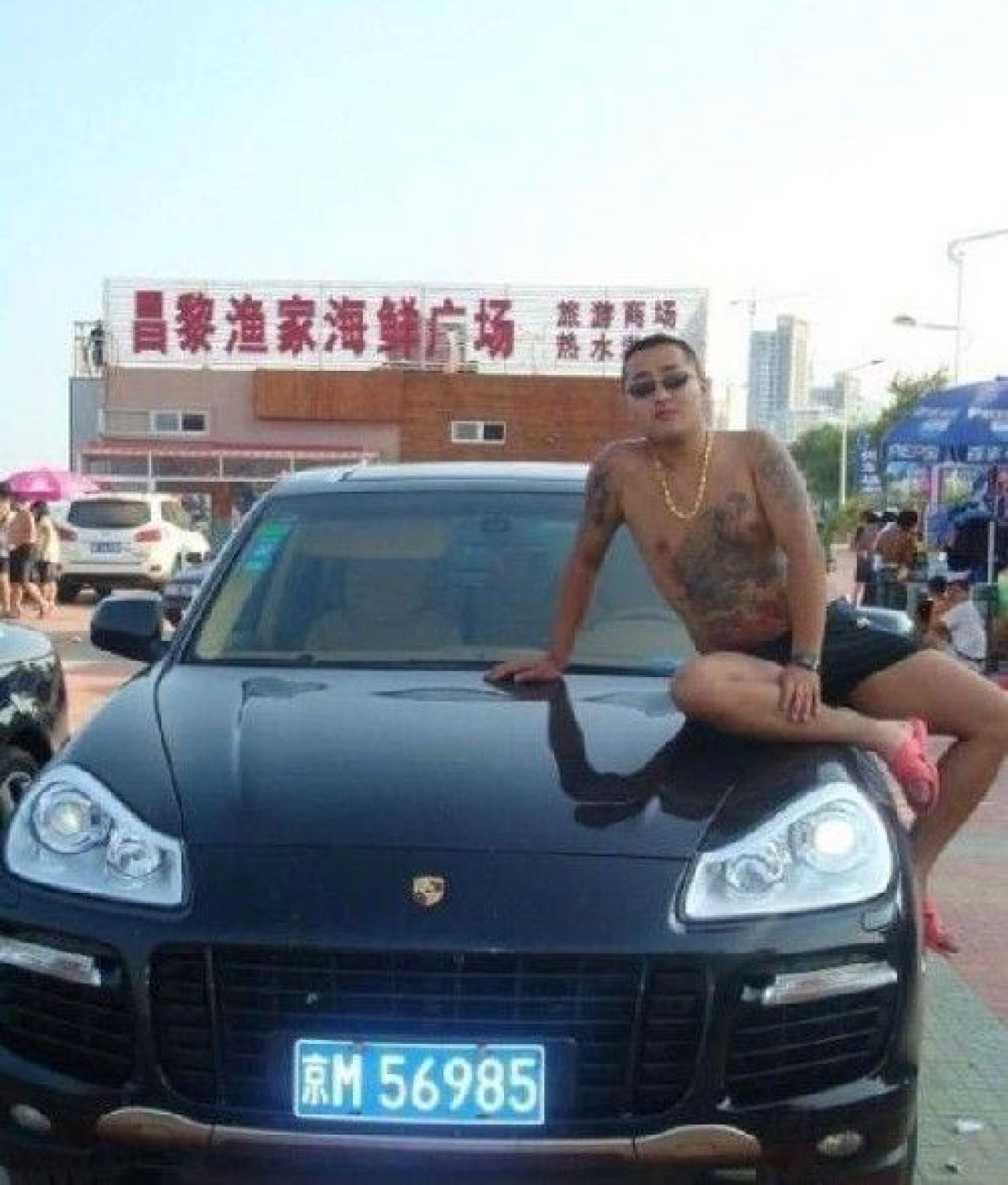 Un gangster din China si-a pierdut telefonul! Pozele astea l-au condamnat la MOARTE! Cati bani crezi ca avea in casa?_6