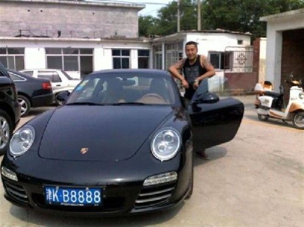 Un gangster din China si-a pierdut telefonul! Pozele astea l-au condamnat la MOARTE! Cati bani crezi ca avea in casa?_7