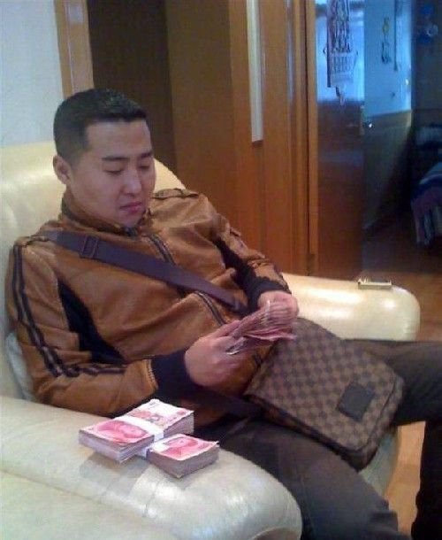 Un gangster din China si-a pierdut telefonul! Pozele astea l-au condamnat la MOARTE! Cati bani crezi ca avea in casa?_8