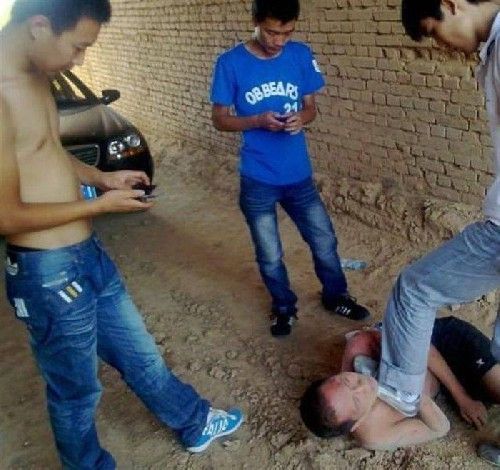 Un gangster din China si-a pierdut telefonul! Pozele astea l-au condamnat la MOARTE! Cati bani crezi ca avea in casa?_10