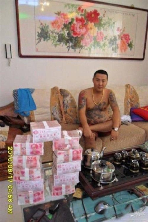 Un gangster din China si-a pierdut telefonul! Pozele astea l-au condamnat la MOARTE! Cati bani crezi ca avea in casa?_10