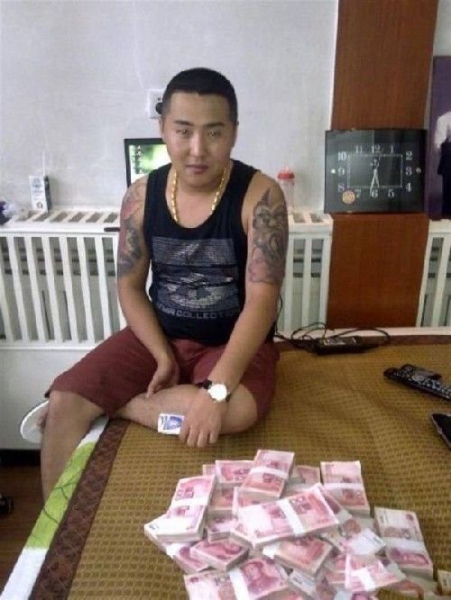 Un gangster din China si-a pierdut telefonul! Pozele astea l-au condamnat la MOARTE! Cati bani crezi ca avea in casa?_11