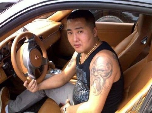Un gangster din China si-a pierdut telefonul! Pozele astea l-au condamnat la MOARTE! Cati bani crezi ca avea in casa?_12