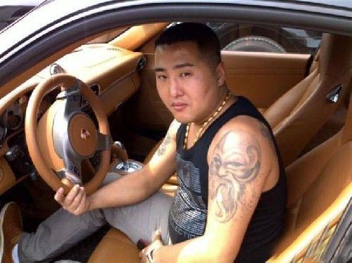 Un gangster din China si-a pierdut telefonul! Pozele astea l-au condamnat la MOARTE! Cati bani crezi ca avea in casa?_14