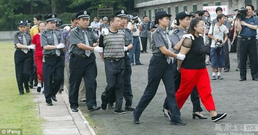 Un gangster din China si-a pierdut telefonul! Pozele astea l-au condamnat la MOARTE! Cati bani crezi ca avea in casa?_13
