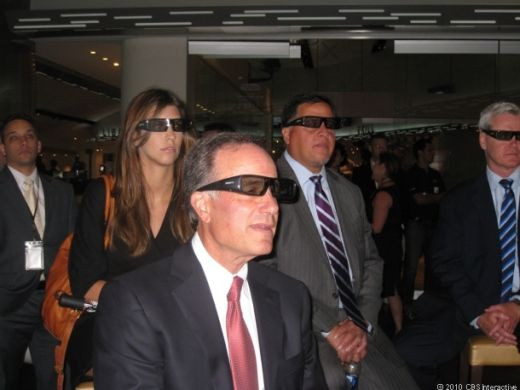 Nu l-a atins, ba, nu l-a atins! Senzational! Ochelarii 3D l-au scapat de suspendare! Cea mai noua tehnologie in fotbal