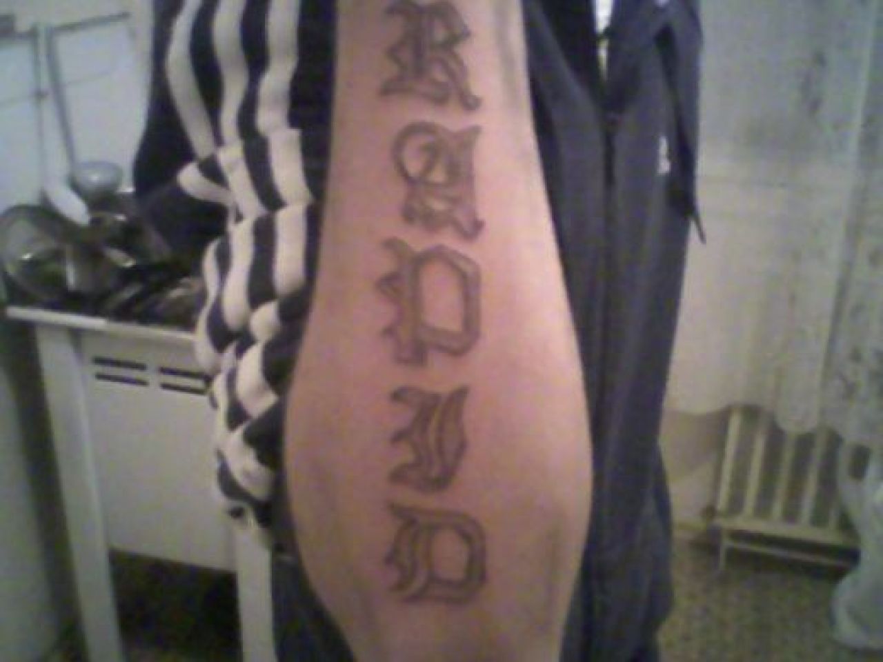 WOW! Si-a tatuat fiecare centimetru pe spate cu Steaua si cei dragi! Trimite-ne si tu tatuajul tau! UPDATE FOTO_25