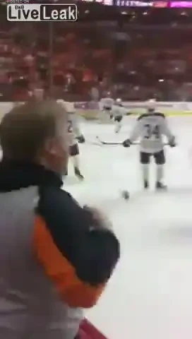 VIDEO SENZATIONAL! Cel mai NESUFERIT fan din lume! Cum s-a razbunat un jucator pe el :))