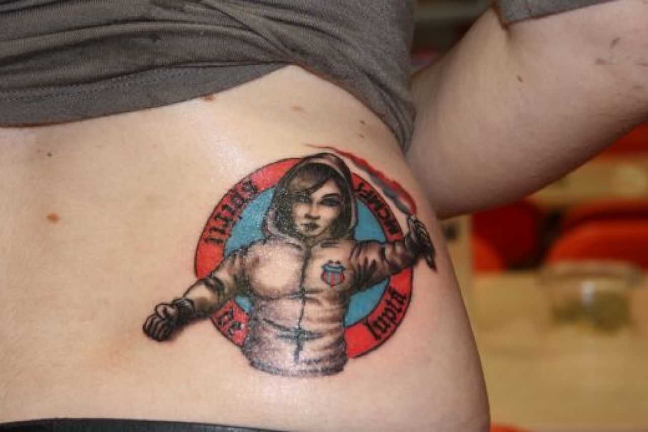WOW! Si-a tatuat fiecare centimetru pe spate cu Steaua si cei dragi! Trimite-ne si tu tatuajul tau! UPDATE FOTO_30