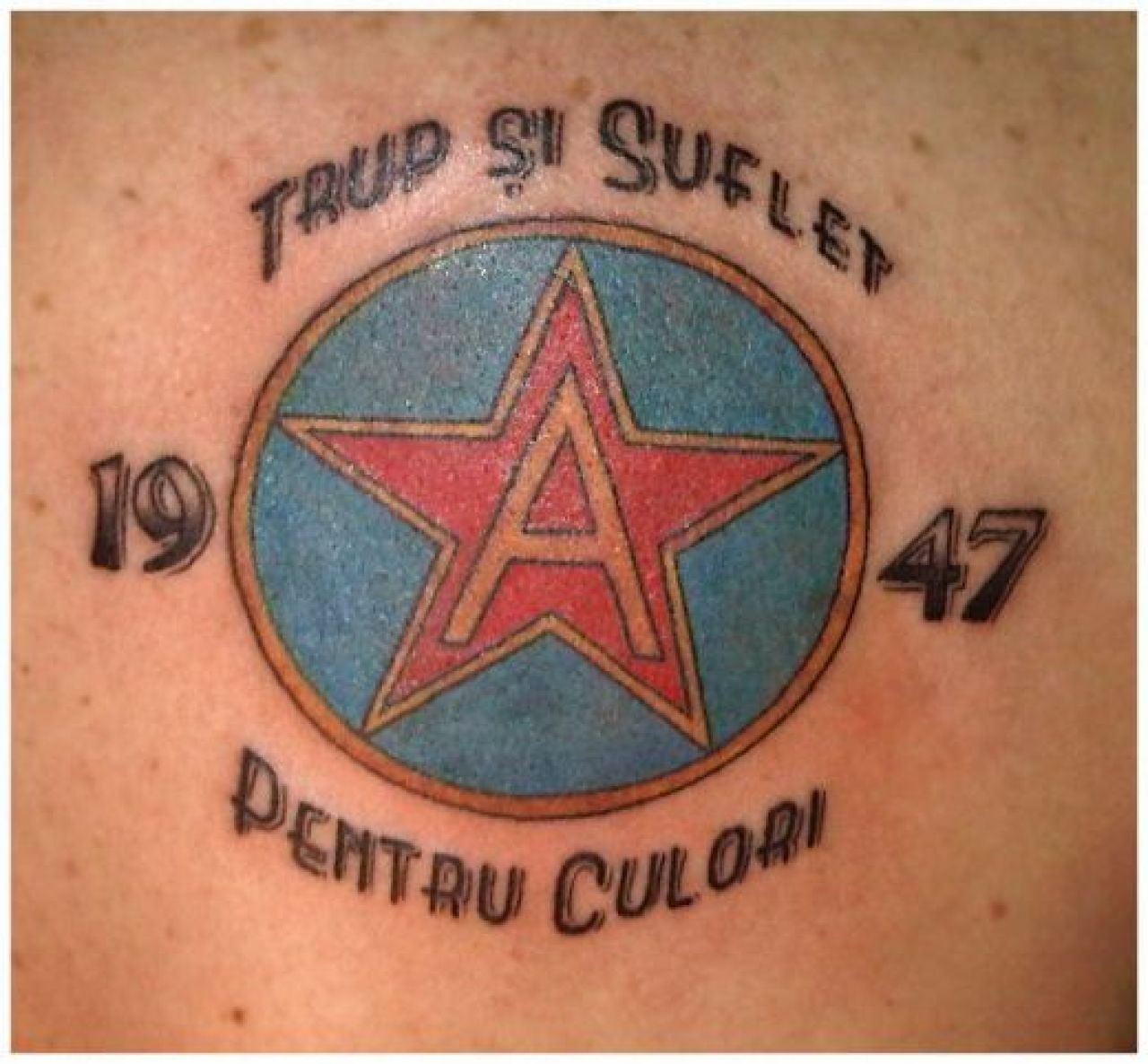 WOW! Si-a tatuat fiecare centimetru pe spate cu Steaua si cei dragi! Trimite-ne si tu tatuajul tau! UPDATE FOTO_33