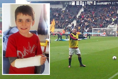 Cum s-a oferit Rooney sa rezolve PROBLEMA dupa ce i-a rupt mana unui copil: Cu cea mai mare placere, ii dau autograful meu :))