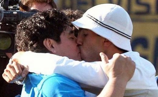 Suna-l pe omul ala si cere-ti scuze, ca ramai FALIT! Maradona se felicita: Eu i-am bagat mintile-n cap lui Tevez!