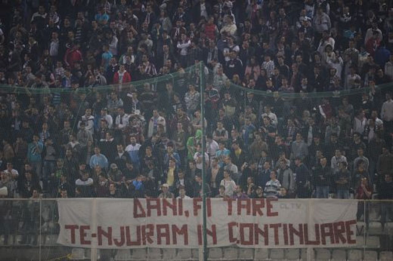 Fanii sunt funny: Coman a zambit cand a vazut bannerul din Giulesti al diavolilor