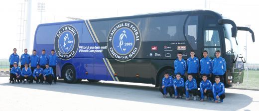 FOTO Hagi isi plimba pustii ca pe Ibrahimovic, Drogba sau Neymar! Academia are un nou autocar! Care e noul slogan:_1