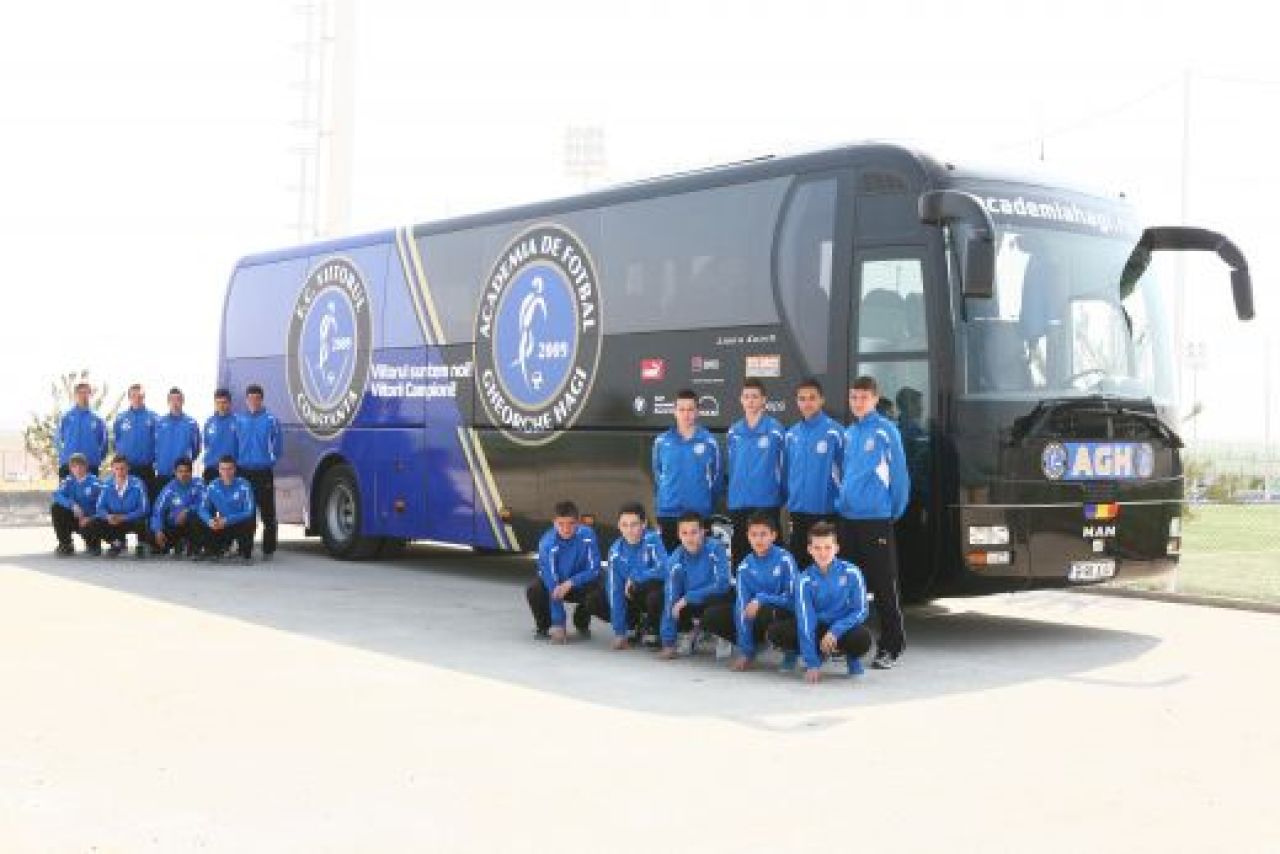FOTO Hagi isi plimba pustii ca pe Ibrahimovic, Drogba sau Neymar! Academia are un nou autocar! Care e noul slogan:_2