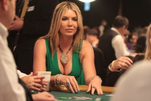 FOTO HOT! Te seduce si apoi te lasa fara bani si casa! Un fost top model a devenit cea mai sexy jucatoare de poker