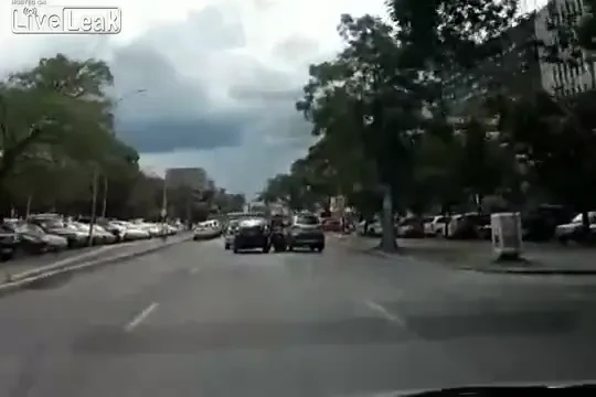 VIDEO TERIFIANT! Femeie la VOLAN! Cum s-a razbunat pe un motociclist enervant! Imagini incredibile: