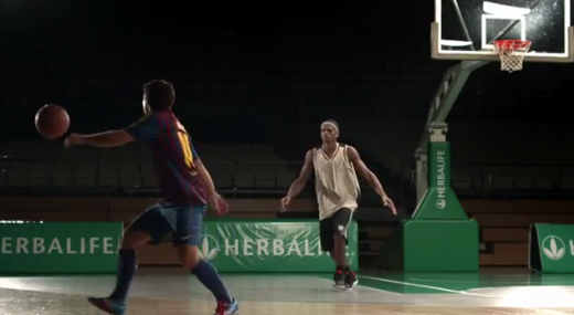 VIDEO E un sport la care nu se pricepe Messi? Balonul de Aur face SENZATIE cu mingea de baschet! Cum rezolva un meci de NBA! :)