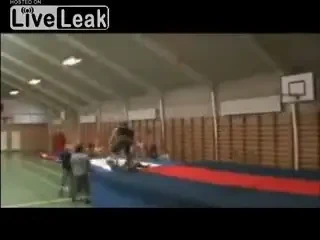 VIDEO Toti pustii din sala au fugit INGROZITI! ATENTIE! Imagini socante! Cea mai crunta accidentare