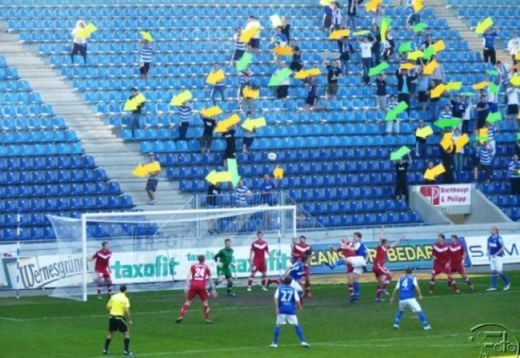 GENIAL: Toti stelistii ii arata lui Tatu cum sa gaseasca poarta pe teren :)) De ce sunt in stare fanii ca sa-si ajute echipa sa marcheze_3