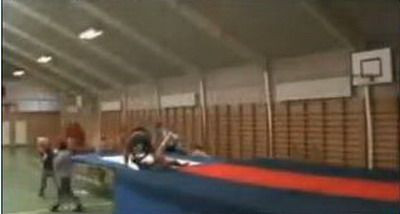 VIDEO Toti pustii din sala au fugit INGROZITI! ATENTIE! Imagini socante! Cea mai crunta accidentare