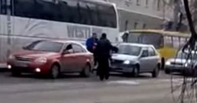 VIDEO: Doi betivani rusi se pun cu cine nu trebuie si sfarsesc pe marginea drumului, batuti mar!