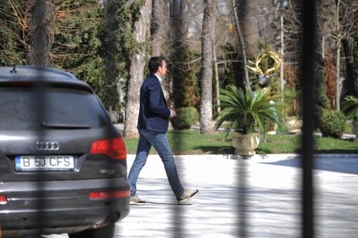 MM a pus anunt de acum o saptamana: Dau la schimb cutie de carton pe Palat in Aleea Alexandru :) Cum l-a dat de gol Gigi