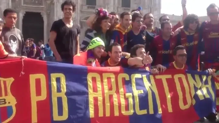 VIDEO! "Suntem peste tot acasa..." Fanii Barcei s-au inspirat de la rapidisti :) Cum au cantat catalanii in fata Domului din Milano: