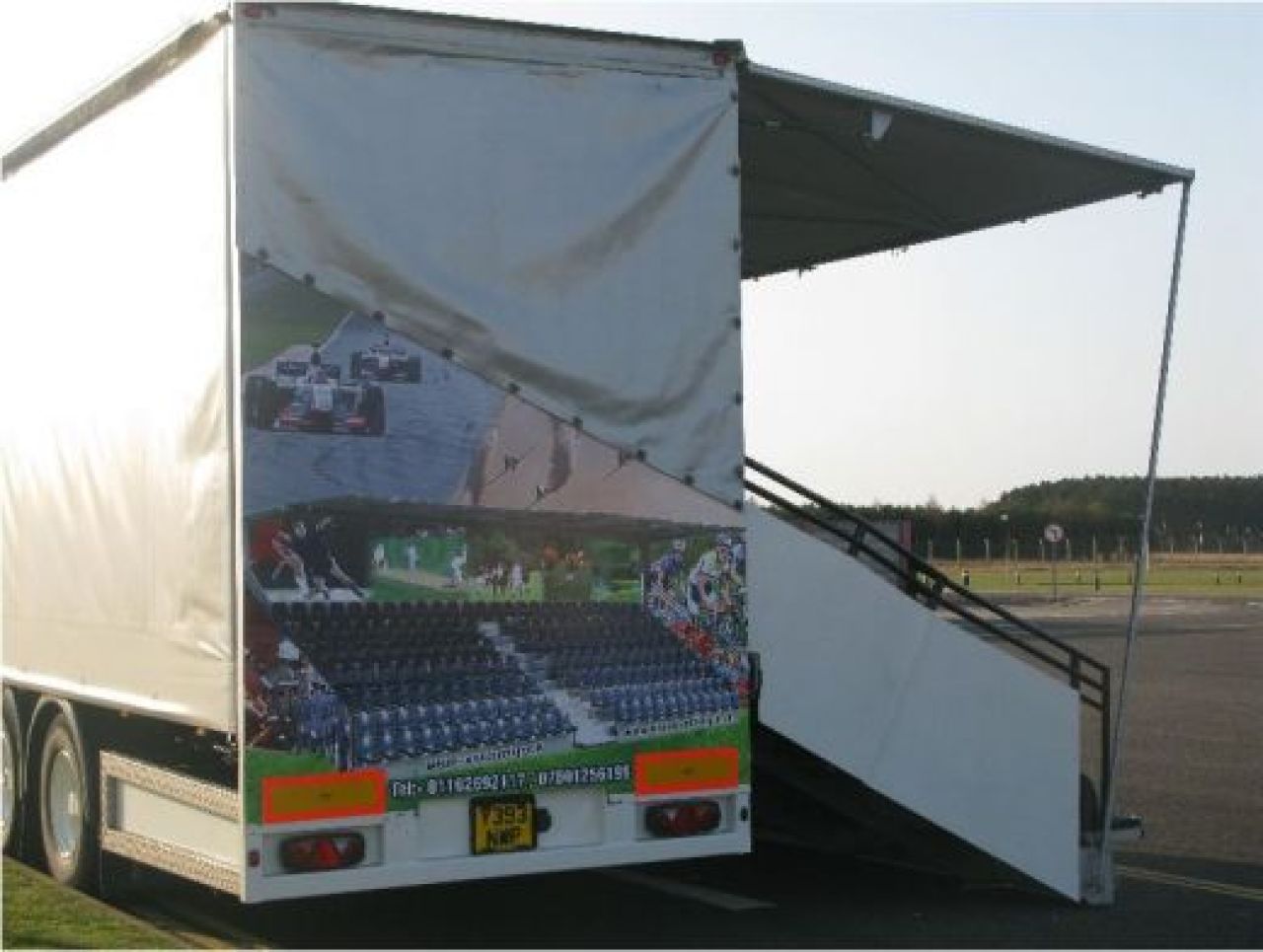 FOTO GENIAL! O galerie a venit cu CAMIONUL parcat in tribuna :)) Imagini incredibile cu cea mai nebuna idee din fotbal_3