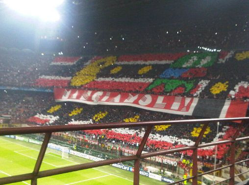 VIDEO SUPERB! Galeria Milanului a facut show inainte de meciul cu Barca! Super-coregrafia cu Pac-Man pregatita de fani: