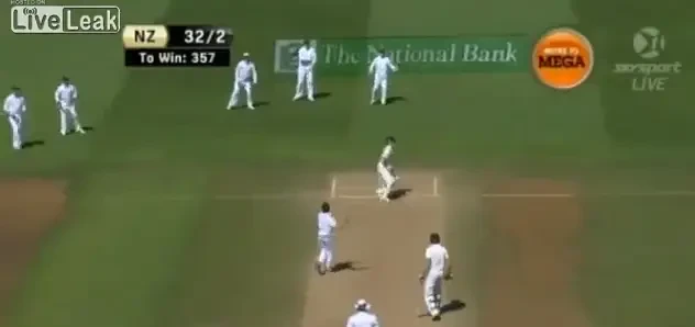 OUCH!!! Te doare si cand te uiti. Si-a facut sa planga sotia dupa ce a oprit o minge care venea spre el cu 138 km/h!